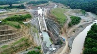 Bendungan Paselloreng memiliki kapasitas tampung 138 juta m3 dan luas genangan 169 hektare. Salah satu bendungan besar di Provinsi Sulawesi Selatan ini mampu mengairi areal persawahan seluas 8.510 hektar serta berpotensi sebagai sumber air baku untuk 4 kecamatan di Kabupaten Wajo sebesar 200 liter/detik. Kontraktor pelaksana PT. Wijaya Karya dan PT. DMT dibawah supervisi dan tanggungjawab BBWS Pompengan Jeneberang. Dok. WIKA