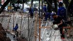 Pembangunan Turap di Kali Simprug