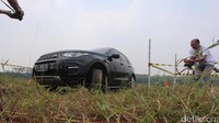 detikOto juga mencoba mobil ini di jalan bebatuan yang juga permukaannya tidak rata. Meski begitu, suspensi mobil ini terasa lembut sehingga terasa nyaman meski detikOto melaju dengan kecepatan sedang di jalur bebatuan yang tidak rata.