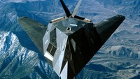 Pesawat F-117 Nighthawk terbang melintasi Pegunungan Sierra Nevada 27 Maret 2002 di dekat Pangkalan Angkatan Udara Edwards, California. Thomas J. Pitsor / USAF / Getty Images.