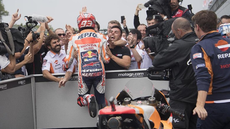 Crutchlow: Marquez Genius, Sengaja Melambat Kemudian Menang Crutchlow: Marquez Genius, Sengaja Melambat Kemudian Menang