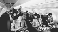 Nah, di tahun 1980-an makanan pesawat sudah mulai terlihat lebih sederhana penyajiannya. Karena penumpang makan dengan nampan atau baki yang lebih sederhana dan menggunakan perlatan makanan yang lebih minim tapi tetap modern. (Foto: Istimewa)
