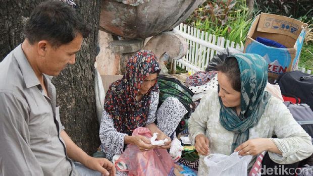 Cari Suaka, Pengungsi Afghanistan Menggelandang di Trotoar Kalideres.