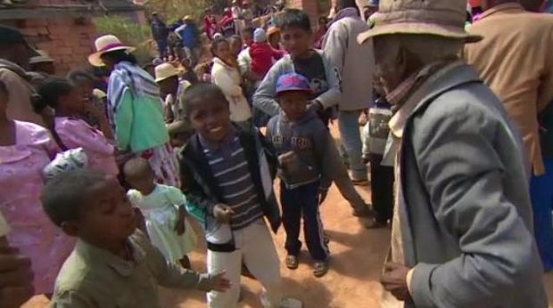 Tradisi Gali Kubur & Joget Bareng Jenazah di Madagaskar