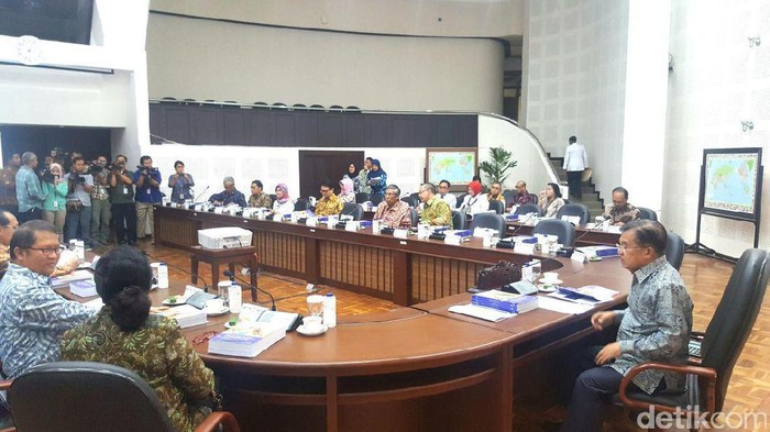 JK Pimpin Rapat Penanganan Anak Kerdil