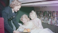Rayakan ulang tahun yang ke-70 Scandinavia Airlines memamerkan koleksi foto jaman dulunya. Ini foto di tahun 1950, penumpang sedang tidur di kabin pesawat DC-6 yang hendak menikmati sarapan dalam penerbangan. (Foto: Istimewa)