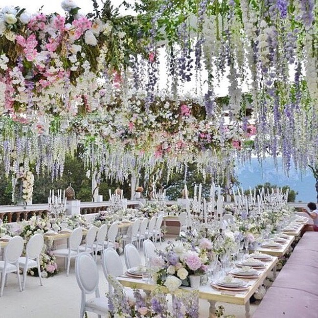 Dekorasi Penuh bunga memperindah pesta pernikahan elite tersebut. Tak heran, pernikahan ini menghabiskan miliaran rupiah. Foto: dok. Instagram