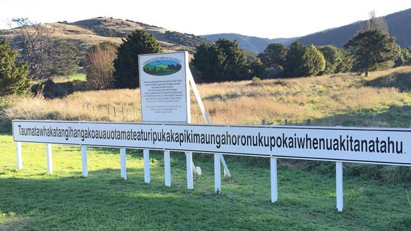 Bahkan untuk sampai ke sana, terdapat beberapa papan penujuk bertuliskan Longest Place Name yang artinya nama tempat terpanjang di dunia. Sesampainya di sana, suatu papan dengan nama bukit tersebut yang memiliki 85 karakter terpampang membelakangi perbukitan hijau. (Instagram/lizkey22) Bahkan untuk sampai ke sana, terdapat beberapa papan penujuk bertuliskan Longest Place Name yang artinya nama tempat terpanjang di dunia. Sesampainya di sana, suatu papan dengan nama bukit tersebut yang memiliki 85 karakter terpampang membelakangi perbukitan hijau. (Instagram/lizkey22)
