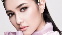 Mikha Tambayong terlihat cantik dengan aksesoris di rambutnya. Dok. Instagram/miktambayong