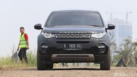 Tampang depan Land Rover Discovery Sport.