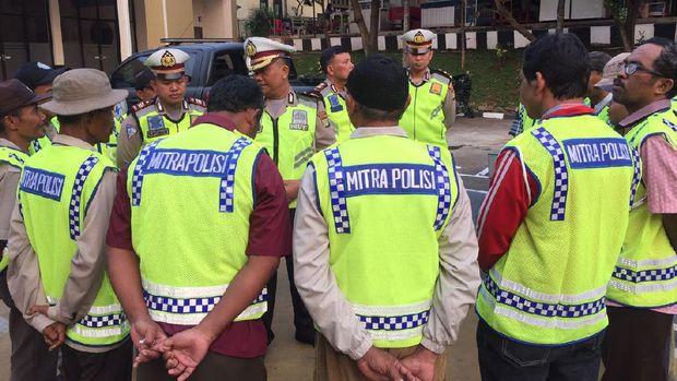 Supeltas yang direkrut polisi mengatur lalu lintas ini dibekali  rompi ber-scotlight.