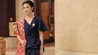 Foto: Cantiknya Dian Sastrowardoyo Berbalut Kain Nusantara