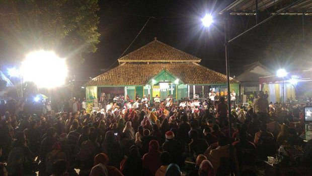 Ma'iyah Cak Nun yang dihadiri Ustaz Felix Siauw /