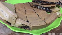 Selain martabak yang tebal, ada juga martabak manis dengan tekstur yang tipis renyah. Mirip seperti crepes, martabak ini diisi dengan meisjes hingga siraman susu kental manis.(Foto: Dok. detikFood)