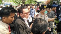Ayah kandung MA (jas hitam) turut menyaksikan pembongkaran makam. Foto: Edward Febriyatri Kusuma/detikcom