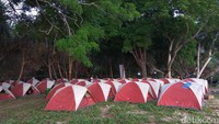 Di Pantai Nipah, kamu memang bisa mendirikan tenda dan menginap. Kamu bisa kemping dan menghabiskan sisa malam dengan membakar api unggun (Agus/detikTravel)