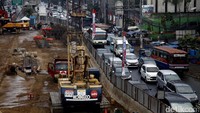 Dua pekan berlalu sejak polisi melakukan rekayasa lalu lintas menyusul penutupan jalur cepat Mampang Prapatan-Kuningan karena ada pengerjaan underpass.
