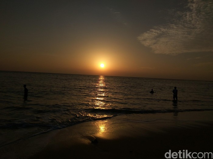 Berburu Sunrise Cantik dari Pantai Nipah
