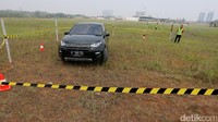 Kenyamanan juga ditambah dengan kabin yang senyap. Tak banyak noise yang terdengar dari luar mobil.