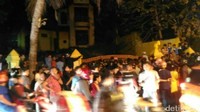 Pada Senin (7/8) malam, puluhan warga berkerumun di depan rumah dua lantai dua bercat kuning setelah mendengar kabar soal adanya hantu di rumah kosong tersebut. (Foto: Dok. Istimewa)