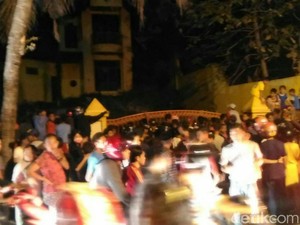 Rumah Kuning di Gowa yang Diisukan Berhantu Kembali Didatangi Warga