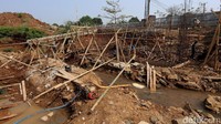 Saat ini rangka besi nampak sudah berdiri. Jembatan baru tersebut bakal berdiri di tempat jembatan lama yang sudah dirobohkan.
