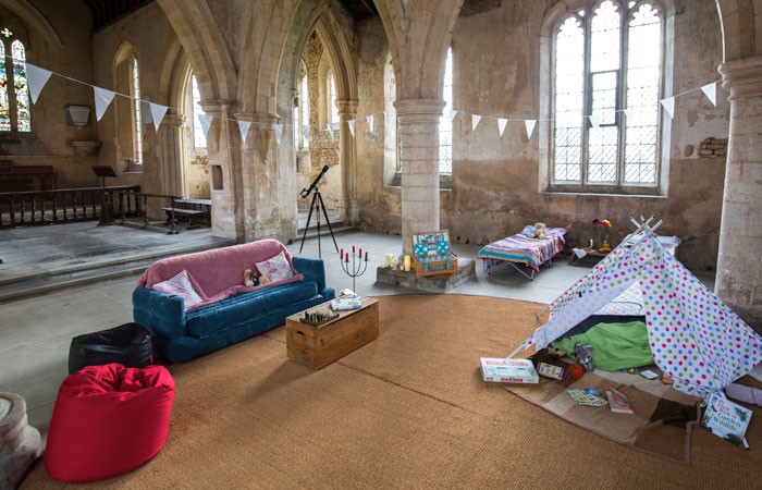 Ini Baru Beda, Kemping di Dalam Gereja Tua