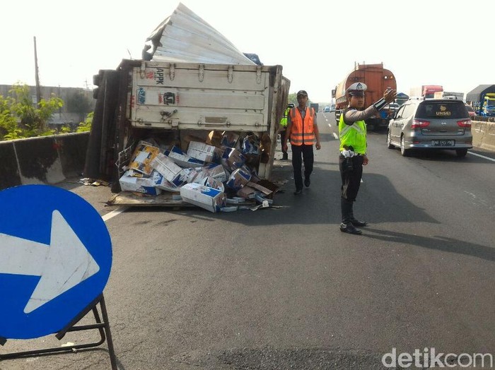 Petugas Tol ini Tewas Ditabrak Truk Saat Tangani Kecelakaan