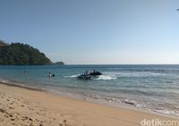 Berburu Sunrise Cantik dari Pantai Nipah