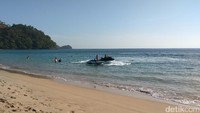 Di Pantai Nipah kamu juga bisa main jetski. Pantainya yang tenang, sangat cocok untuk memacu jetski sekencang mungkin dan bermanuver kelak-kelok (Agus/detikTravel)
