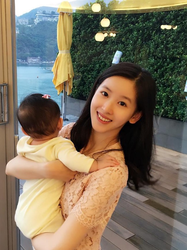 Menikah di usia 21 tahun, Zetian kini sudah memiliki seorang putri. Meski ia dan suaminya sibuk berbisnis dan melakukan beberapa pekerjaan, Zetianpun tak melupakan kodratnya sebagai seorang ibu yang menjaga dan mengurus buah hatinya. Foto: Dok. Instagram