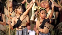  Penduduk asli di Guam adalah suku Chamorro yang tinggal di Pulau Mariana. Suku Chamorro adalah kelompok suku terbesar dan menguasai 40 persen populasi di Guam.  (Foto: ABC)