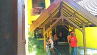Pemilik rumah bernama Haji Bahar Sobe. Dia membersihkan rumah kosongnya itu, mengingat ilalang di pekarangan rumahnya tumbuh semakin tinggi.  (Foto: Dok. Istimewa)