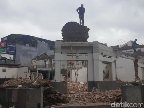 Bangunan rumah di Jalan Sumbing dibongkar/