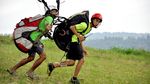 Para Pilot Paralayang Unjuk Ketangkasan