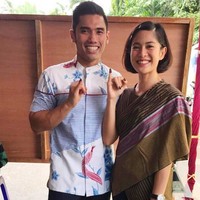 Pilkada DKI Jakarta April lalu tak dilewatakan Dian Sastrowardoyo dan suaminya, Maulana Indraguna Sutowo, tanpa tampil penuh gaya dalam nuansa batik. Dian memakai lurik asimetris rancangan Lulu Lultfi Labibi dengan mules atau selop kulit. Sementara suaminya mengandalkan kemeja batik dan celana joger. (Foto: Instagram)