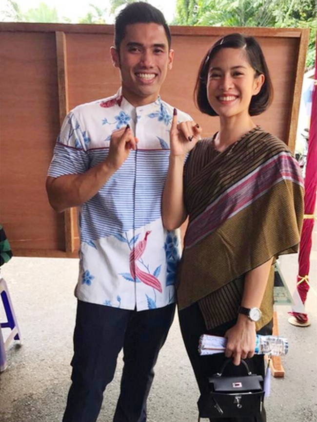 Pilkada DKI Jakarta April lalu tak dilewatakan Dian Sastrowardoyo dan suaminya, Maulana Indraguna Sutowo, tanpa tampil penuh gaya dalam nuansa batik. Dian memakai lurik asimetris rancangan Lulu Lultfi Labibi dengan mules atau selop kulit. Sementara suaminya mengandalkan kemeja batik dan celana joger. (Foto: Instagram)