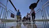 Jembatan yang unik ini menyedot perhatian wisatawan. (Chinadaily)