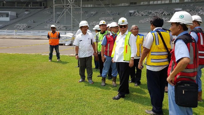 Menteri PUPR Basuki Sidak Renovasi SUGBK dan Kawasan Kolam Renang