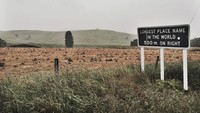 Sebenarnya nama tempat itu ada versi lain, yakni Taumata-whakatangihanga-koauau-o-Tamatea-haumai-tawhiti-ure-haea-turi-pukaka-piki-maunga-horo-nuku-pokai-whenua-ki-tana-tahu dengan 105 karakter dan artinya tak jauh berbeda. Lebih pusing ya? (Instagram/gone_girl_1000)