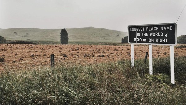 Sebenarnya nama tempat itu ada versi lain, yakni Taumata-whakatangihanga-koauau-o-Tamatea-haumai-tawhiti-ure-haea-turi-pukaka-piki-maunga-horo-nuku-pokai-whenua-ki-tana-tahu dengan 105 karakter dan artinya tak jauh berbeda. Lebih pusing ya? (Instagram/gone_girl_1000) Sebenarnya nama tempat itu ada versi lain, yakni Taumata-whakatangihanga-koauau-o-Tamatea-haumai-tawhiti-ure-haea-turi-pukaka-piki-maunga-horo-nuku-pokai-whenua-ki-tana-tahu dengan 105 karakter dan artinya tak jauh berbeda. Lebih pusing ya? (Instagram/gone_girl_1000)