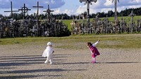 Bukit Salib atau dikenal The Hill of Crosses ini terdapat sebelah Utara Kota Siauliai, di Lithuania Utara (The Hill of Crosses/Facebook)