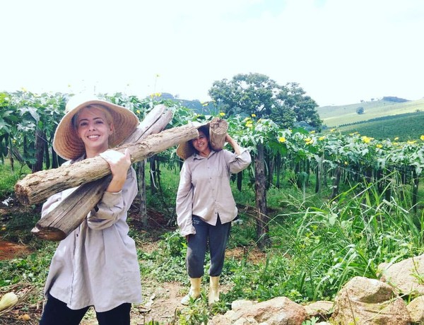 Dalam keseharian, para wanita bekerja sebagai petani, berkebun, berternak susu dan pengrajin pakaian (Noiva do Cordeiro/Facebook) Dalam keseharian, para wanita bekerja sebagai petani, berkebun, berternak susu dan pengrajin pakaian (Noiva do Cordeiro/Facebook)
