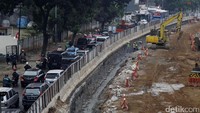 Akibat adanya pembangunan itu, Jalan Mampang-Kuningan atau sebaliknya yang semula 3 lajur ditambah satu lajur busway, sekarang tinggal satu atau dua lajur.