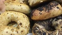 Foto: stimewaMeski terlihat simple, bagel dengan topping rasa oreo dan cookie crisp ini rasanya legit enak.