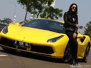Dewi Gilang Deg-degan Jajal Ferrari 488 Spider