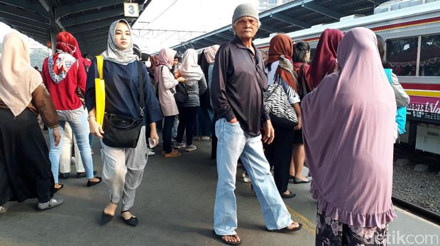 Semrawutnya Penumpang Keluar-Masuk KRL Bekasi Tanpa Garis Antrean