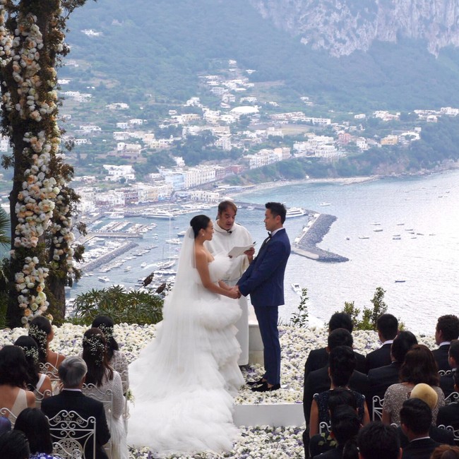 Di villa tersebut menyajikan pemandangan yang sangat indah. Mereka menikah di atas tebing dengan pemandangan gunung dan laut. Foto: dok. Instagram
