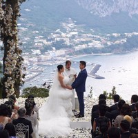 Di villa tersebut menyajikan pemandangan yang sangat indah. Mereka menikah di atas tebing dengan pemandangan gunung dan laut. Foto: dok. Instagram