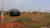 Saatnya mulai mencoba mobil. Discovery Sport ini cukup berbeda. Untuk memindahkan transmisi ke posisi maju, persnelingnya bukan berupa tongkat, melainkan seperti sebuah tombol yang diputar.